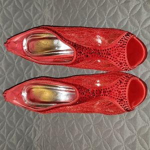 De Blossom Collection Yael-9 Red lace heels Size 8 1/2